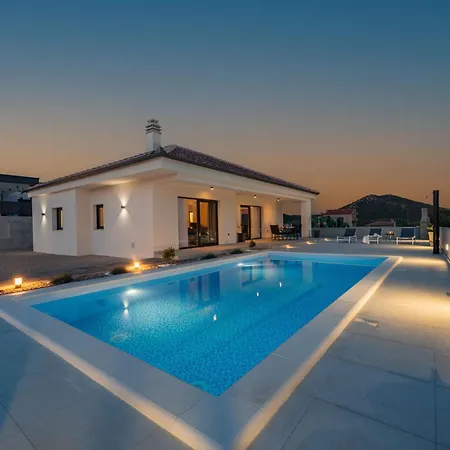 Miki Zadarvillas بيوغْغاد نا موغو