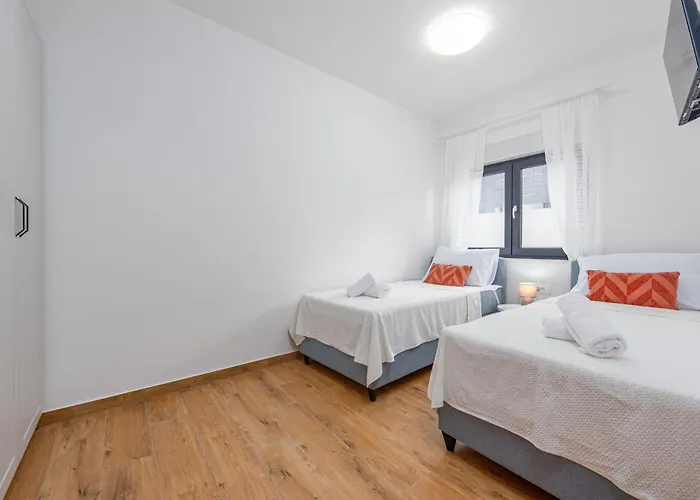 Miki Zadarvillas Biograd na Moru