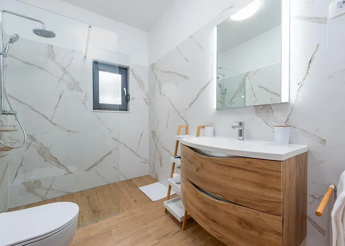 Miki Zadarvillas Biograd na Moru